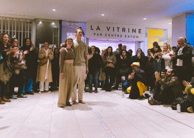 Les artistes Acting for Climate Montreal applaudis par le public du Festival Art Souterrain après leur performance lors de la soirée de lancement