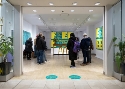 Des visiteurs sont accueillis au QG du Festival situé au Centre Eaton