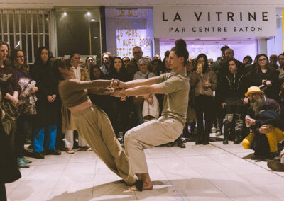 Performance de cirque des artistes du Acting for Climate Montreal lors de la soirée de lancement du Festival Art Souterrain
