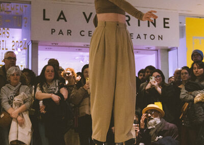 Performance de cirque des artistes du Acting for Climate Montreal lors de la soirée de lancement du Festival Art Souterrain