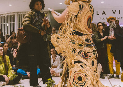 Performance artistique de l'artiste Khadija Baker lors de la soirée de lancement du Festival Art Souterrain 2024