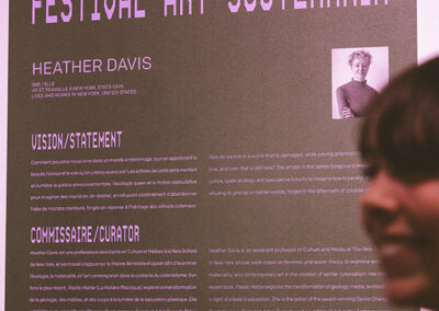 Cartel de la commissaire Heather Davis sur le parcours d'exposition du Festival Art Souterrain