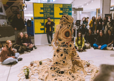 Performance artistique de l'artiste Khadija Baker lors de la soirée de lancement du Festival Art Souterrain 2024