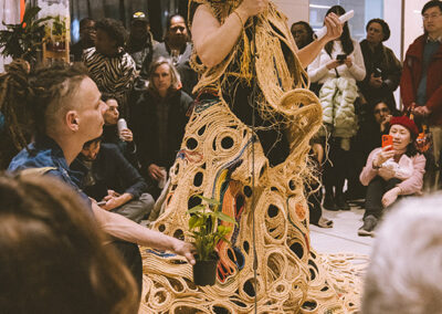 Performance artistique de l'artiste Khadija Baker lors de la soirée de lancement du Festival Art Souterrain 2024